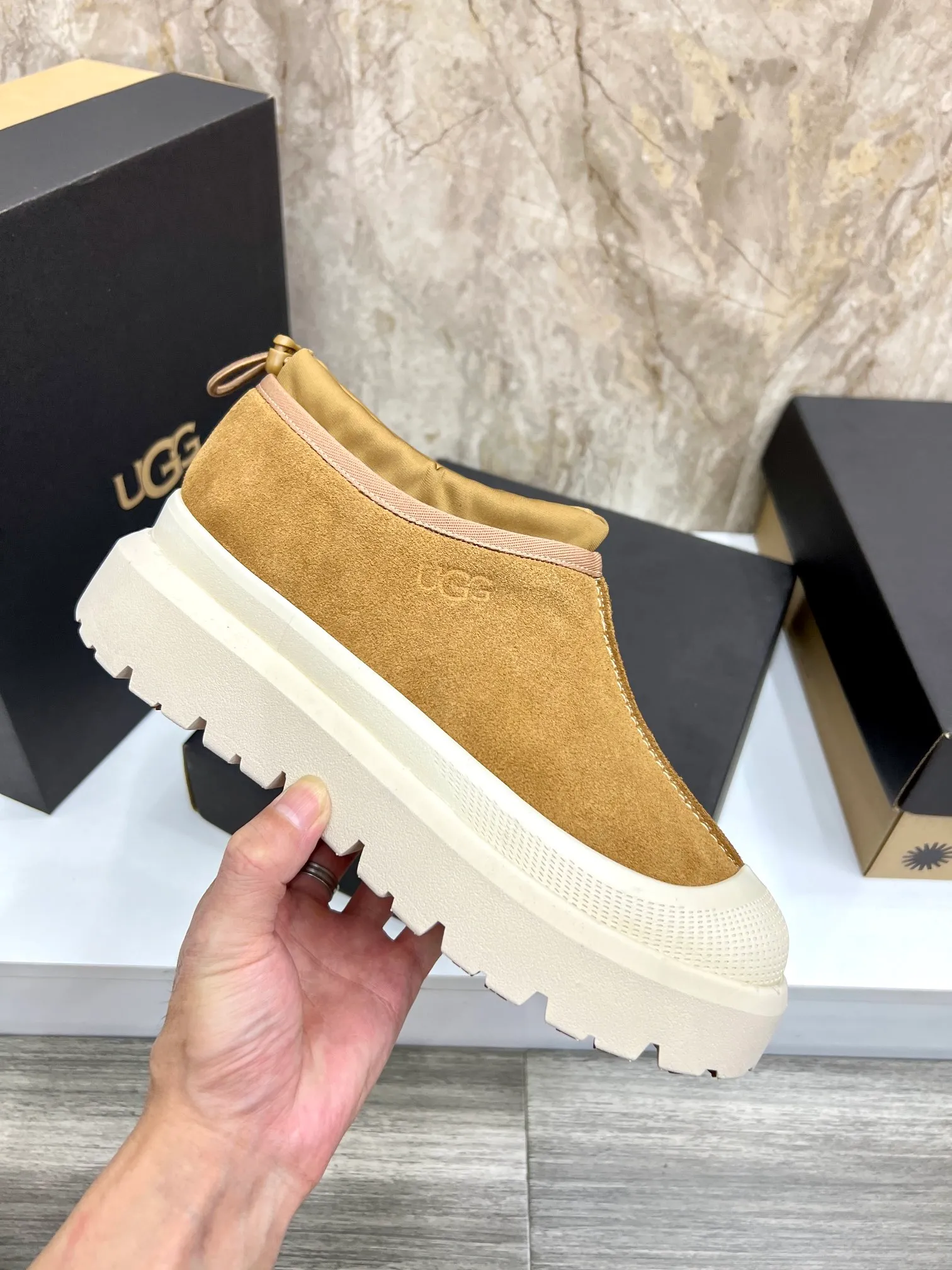 Men's men's shoes💰: 💰540💰Couple model👫 UGG Tasman Weather Hybrid one-second snow boots👢 Wang Yibo's same 👏 classic Tasman shoe is designed with environmentally friendly waterproof and snowproof material, which is both fashionable and functional. At the same time, it is paired with the new UGG Keen furry color-blocked jacket. Bright orange and maroon collide to create a new light outdoor style and open up a new travel experience in early autumn! Using the best materials, the 17mm fur-integrated surface is warmer and more breathable, and the outsole is upgraded to a lightweight and wear-resistant light wing technology outsole! Size: Women’s size 35-40 / Men’s size 38–44 (45 customized) Official website color